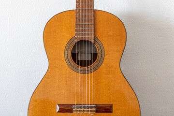 Obraz premium Front view detail of classical Spanish guitar body and strings