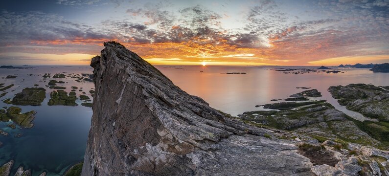 View from the mountain R&oslash;d&oslash;yl&oslash;va to the island world, island R&oslash;d&oslash;ya, Helgeland coast, Helgeland, Nordland, Norway
