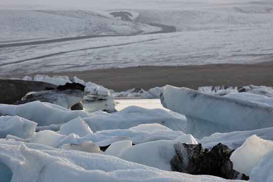 Icebergs with Brei&eth;amerkurjoekull Glacier in the background, Joekulsarlon glacial lake, southern coast of Iceland, Atlantic Ocean