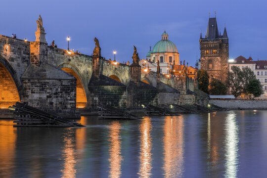 Karlův most, Charles Bridge and Vltava at dusk, in the back dome of the church Kreuzherrenkirche with old town bridge tower, Prague, Bohemia, Czech Republic