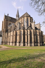Fototapeta premium Blick auf die Klosterkirche der ehemaligen Zisterzienserabtei Altenberg in der Gemeinde Odenthal in Nordrhein-Westfalen 