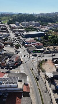 Imagem a&eacute;rea de Mogi das Cruzes mostra crescimento urbano, &aacute;reas residenciais e importante corredor vi&aacute;rio do Alto Tiet&ecirc; paulista.