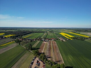 Województwo Świętokrzyskie - Polska - pola tulipanó w rozkwicie, piękne kolory i krajobraz wiejski zdjęcie wykonane dronem z powietrza. Tulipany, pola, drogi, niebo, krajobraz wiejski © Konrad