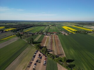 Województwo Świętokrzyskie - Polska - pola tulipanó w rozkwicie, piękne kolory i krajobraz wiejski zdjęcie wykonane dronem z powietrza. Tulipany, pola, drogi, niebo, krajobraz wiejski © Konrad