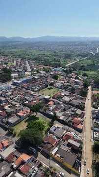 Vista a&eacute;rea urbana revela bairro residencial, ruas e crescimento imobili&aacute;rio em Mogi das Cruzes no estado de S&atilde;o Paulo.