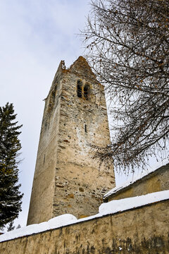Celerina, San Gian, Kirche, Kirchturm, St. Moritz, Oberengadin, Engadin, Pfarrkirche, Wanderweg, Winter, Wintersport, Langlauf, Neuschnee, Alpen, Graub&uuml;nden, Schweiz