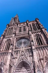 Münster in Strasbourg shows detailed architecture under blue sky © Claudia Nass