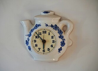 Porcelanowy zegar © Adam
