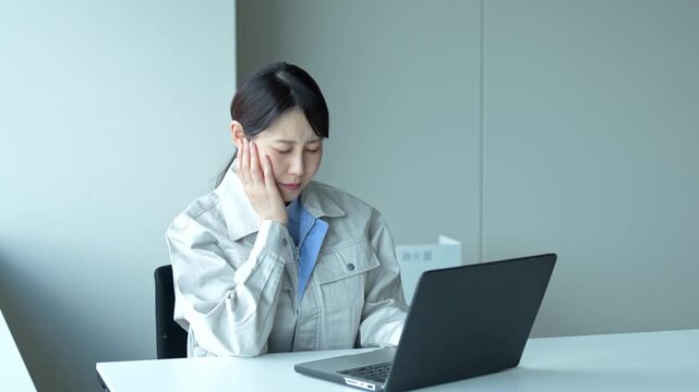 パソコン作業で悩む女性