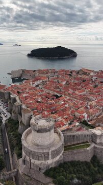 Vista a&eacute;rea de la ciudad vieja de Dubrovnik y sus murallas medievales. Toma cinematogr&aacute;fica del sitio Patrimonio de la Humanidad de la UNESCO con sus calles de piedra caliza y techos de terracota en 