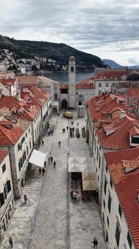 Vista a&eacute;rea de la ciudad vieja de Dubrovnik y sus murallas medievales. Toma cinematogr&aacute;fica del sitio Patrimonio de la Humanidad de la UNESCO con sus calles de piedra caliza y techos de terracota en 