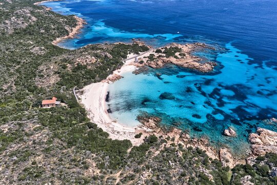 La bellisima spiaggia rosa di budelli, sardegna.