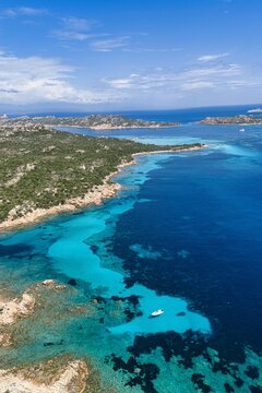 Le Acque cristalline del porto della Madonna nell' arcipelago di la Maddalena, Sardegna.