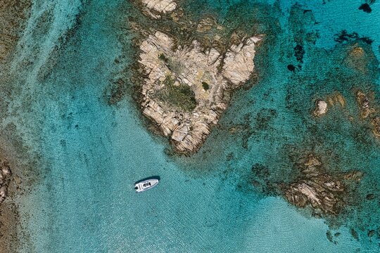 Le Acque cristalline del porto della Madonna nell' arcipelago di la Maddalena, Sardegna.