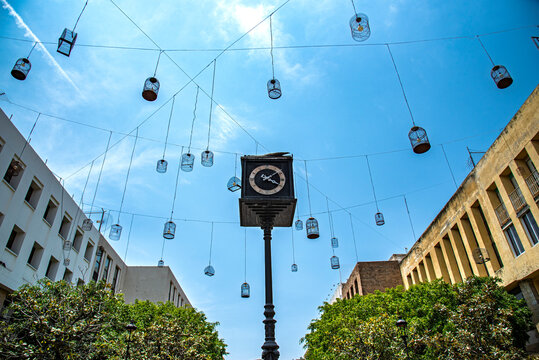reloj, pajaros, jaulas, luces, guadalajara, paseo degollado, cielo, azul, l&aacute;mpara, blanco, alumbrado, baloncesto, barca, nautica, vela, acu&aacute;tico, aislada, edificio, lentes