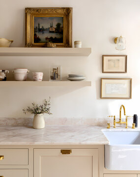 Cozinha de luxo com pia de m&aacute;rmore e detalhes em dourado, perfeita para capas de revistas de decora&ccedil;&atilde;o, an&uacute;ncios imobili&aacute;rios de alto padr&atilde;o e fundos de v&iacute;deos de estilo de vida para redes sociais