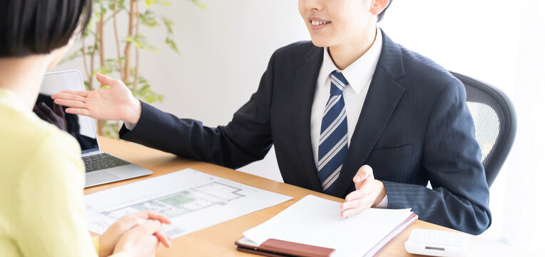 若手不動産営業マンと客