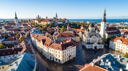 Obraz premium Panoramic aerial view of the historic Old Town of Tallinn, Estonia, under a clear blue sky.