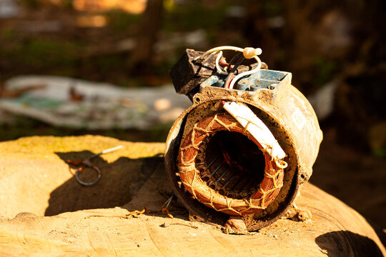 The watar pump dynamo has been damaged for a long time.
