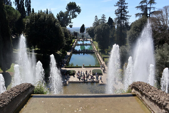 Veduta panoramica dall'alto della Fontana di Nettuno e delle Peschiere nei monumentali giardini rinascimentali di Villa d'Este a Tivoli con alti getti d'acqua e turisti