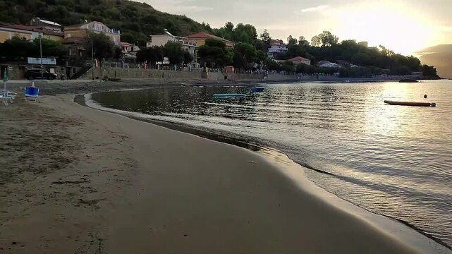 Pioppi - Spiaggia del lungomare dalla riva all'alba