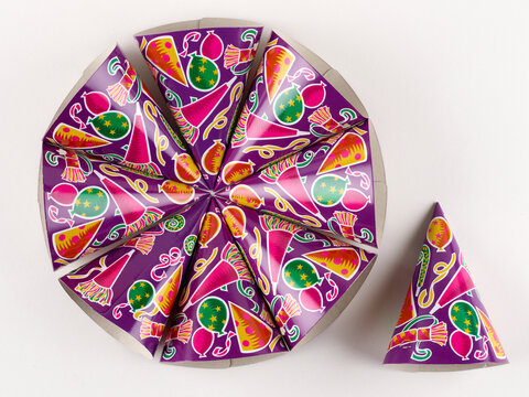 Chapeaux de f&ecirc;te color&eacute;s pour les anniversaires et les f&ecirc;tes de fin d'ann&eacute;e, en fond transparent. Accessoires festifs pour les f&ecirc;tes et les occasions joyeuses. Chapeaux de f&ecirc;te violets avec dessins.
