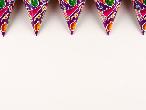 Chapeaux de f&ecirc;te color&eacute;s pour les anniversaires et les f&ecirc;tes de fin d'ann&eacute;e, en fond transparent. Accessoires festifs pour les f&ecirc;tes et les occasions joyeuses. Chapeaux de f&ecirc;te violets avec dessins.