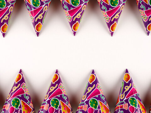 Chapeaux de f&ecirc;te color&eacute;s pour les anniversaires et les f&ecirc;tes de fin d'ann&eacute;e, en fond transparent. Accessoires festifs pour les f&ecirc;tes et les occasions joyeuses. Chapeaux de f&ecirc;te violets avec dessins.