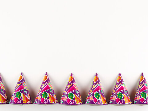 Chapeaux de f&ecirc;te color&eacute;s pour les anniversaires et les f&ecirc;tes de fin d'ann&eacute;e, en fond transparent. Accessoires festifs pour les f&ecirc;tes et les occasions joyeuses. Chapeaux de f&ecirc;te violets avec dessins.