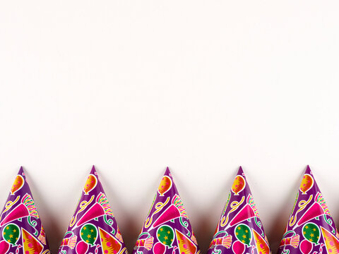 Chapeaux de f&ecirc;te color&eacute;s pour les anniversaires et les f&ecirc;tes de fin d'ann&eacute;e, en fond transparent. Accessoires festifs pour les f&ecirc;tes et les occasions joyeuses. Chapeaux de f&ecirc;te violets avec dessins.