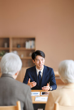 生前贈与や老後の資産管理の相談に応じる若い専門家