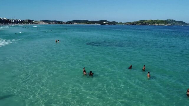 Imagens realizada na Praia do Forte, na cidade de Cabo Frio, Rio de Janeiro. Destaca-se no v&iacute;deo a transpar&ecirc;ncia e colora&ccedil;&atilde;o da &aacute;gua, atraindo n&atilde;o somente moradores, mas tamb&eacute;m diversos turistas.