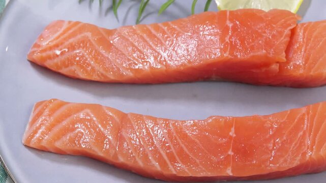 morceaux de saumon cru isol&eacute; dans une assiette