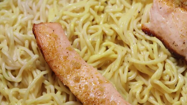 saumon frais et nouilles chinoises en gros plan