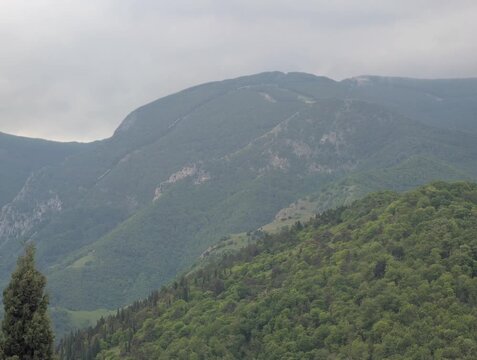  Paesaggio montano avvolto da nuvole, con colline verdi stratificate e atmosfera naturale e silenziosa