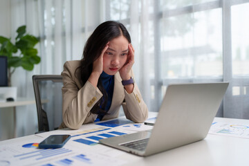 Obraz premium Stressed businesswoman suffering headache working deadline project