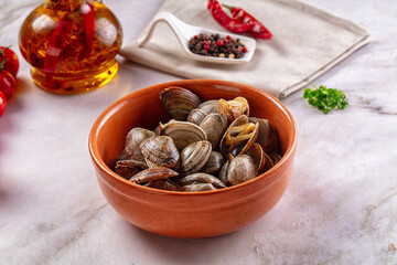 Steamed vongole clams with spices © Andrei Starostin