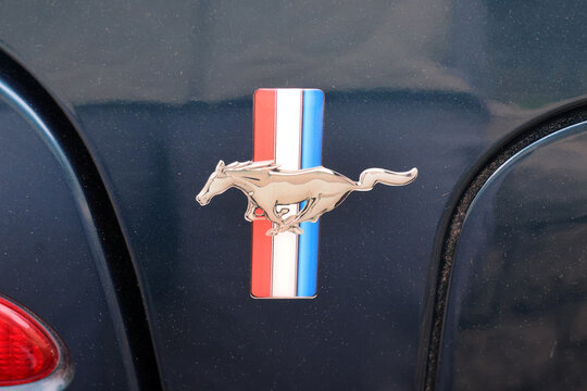 logo d une voiture Ford Mustang