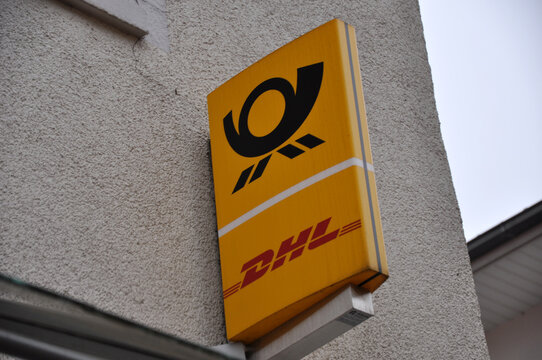 DHL Reklameschild am Au&szlig;engeb&auml;ude der Gesch&auml;ftsstelle