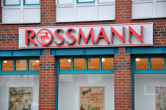 Rossmann Schrift und Logo an der Fassade der Gesch&auml;ftsstelle 