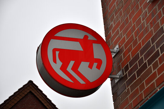 Rossmann Schrift und Logo an der Fassade der Gesch&auml;ftsstelle 