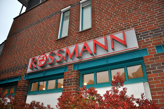 Rossmann Schrift und Logo an der Fassade der Gesch&auml;ftsstelle 