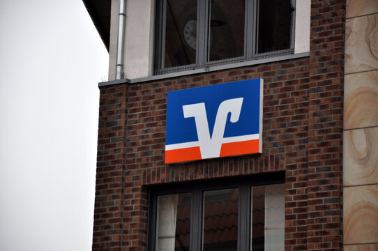 Volksbank Schrift und Logo an der Fassade der Gesch&auml;ftsstelle