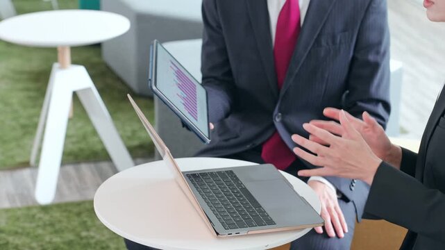 オフィスでミーティングするビジネスパーソンのグループ