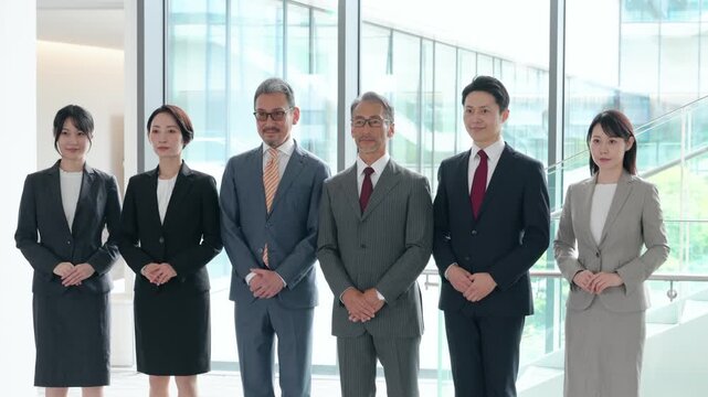 ロビーに整列する幅広い世代の男女ビジネスパーソンのグループ