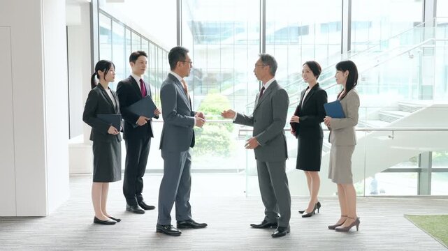 オフィスで会話するビジネスパーソンのグループ