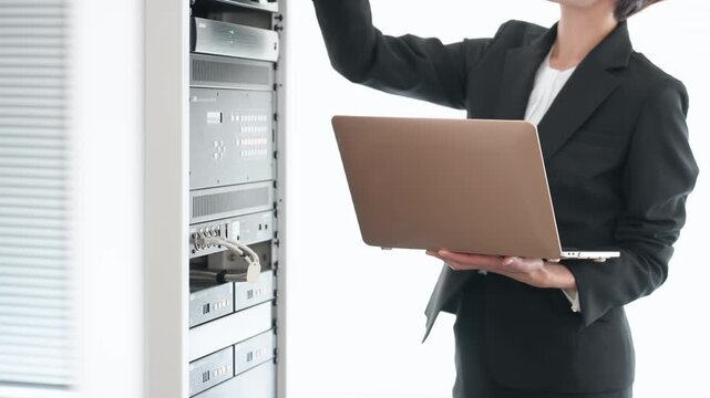 サーバーを点検する女性エンジニア