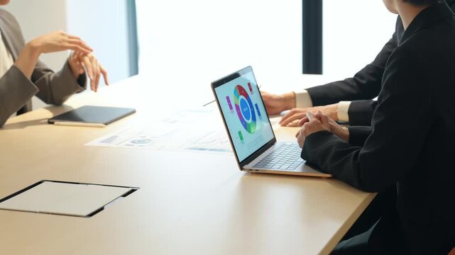オフィスでミーティングするビジネスパーソンのグループ