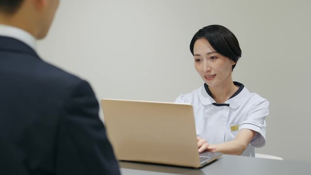 接客する女性医療スタッフ