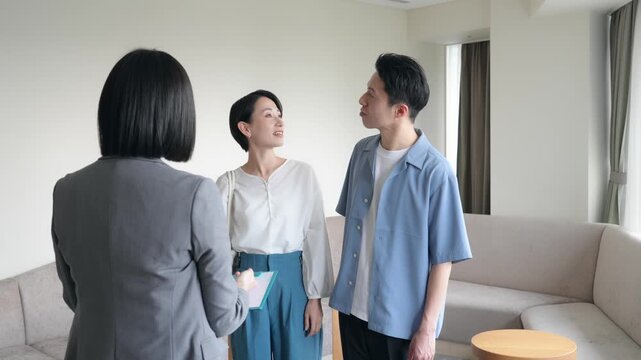 部屋で説明を受けるカップル